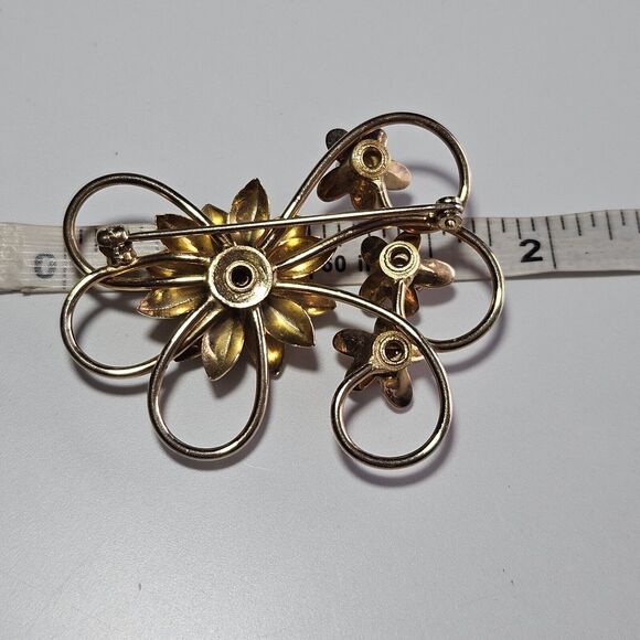 *Sale* Gold Tone Vintage Faux Pearl Swirly Flower Brooch - Picture 4 of 9
